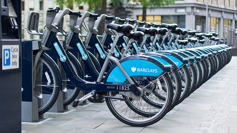 Банк Великобритании Barclays забрендировал велосипеды. В прокат можно взять велосипеды почти на каждой улице Лондона