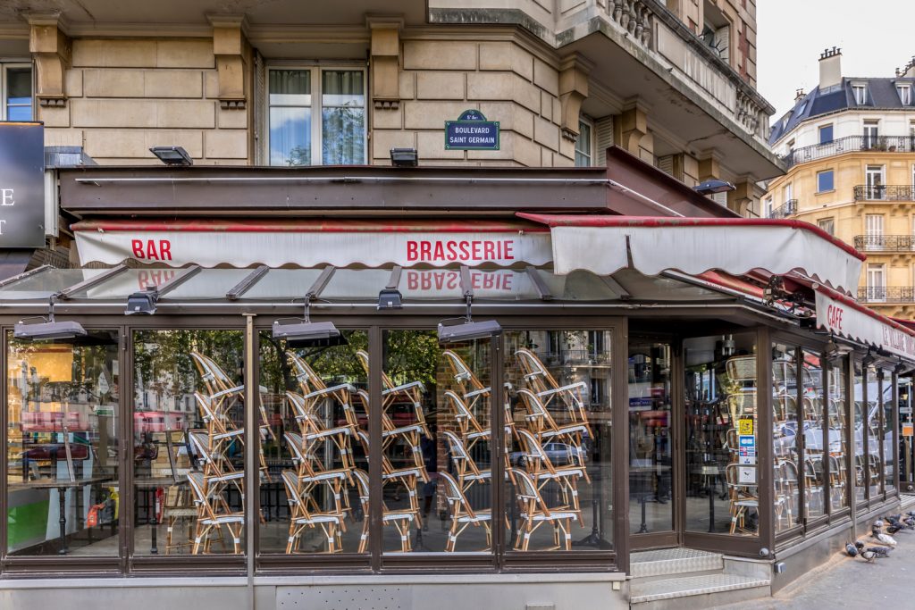 Париж, Франция, 17 апреля 2020 г. Ресторан-бар на бульваре Сен-Жермен закрыт из-за эпидемии коронавируса COVID-19
