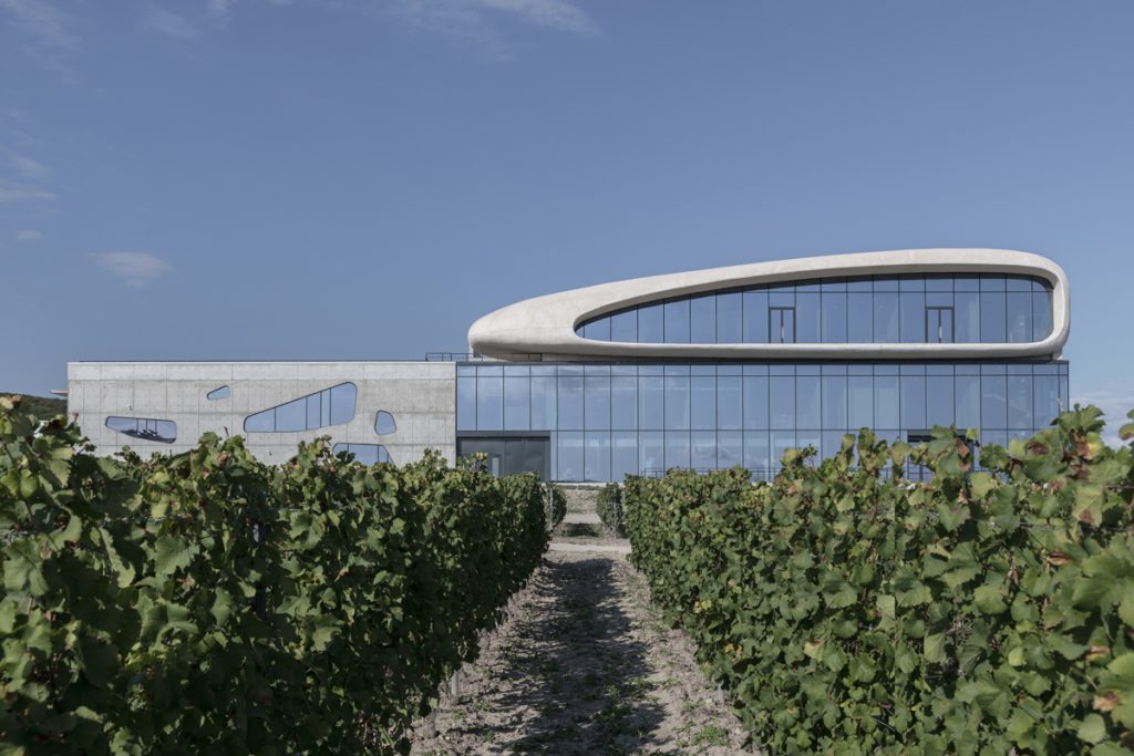 3 Фасад здания винодельни Côte Rocheuse
