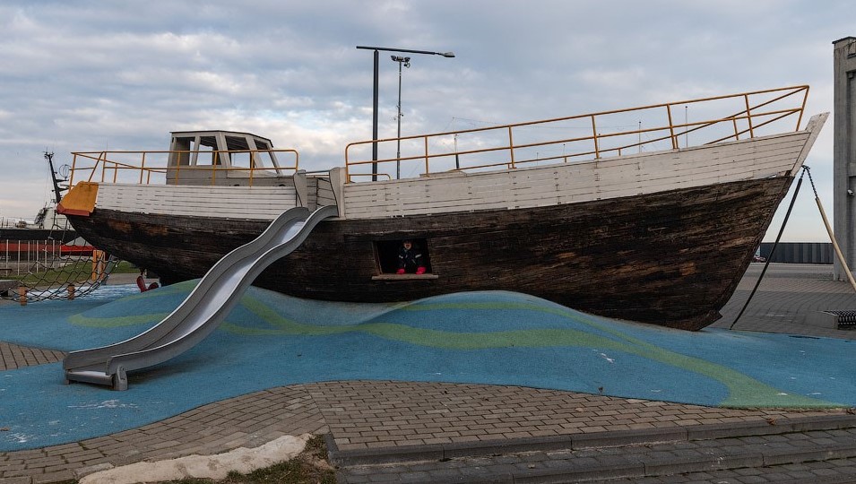 Старая лодка как элемент детской площадки