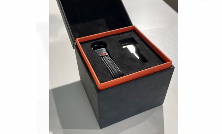 Коробка под ключи в ГК ФСК. Кожаный брелок, замшевая подложка, стильная и лаконичная коробка