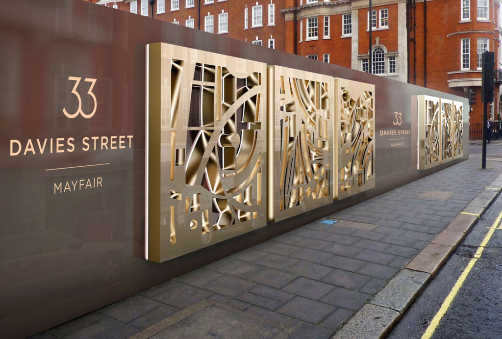 Забор с вырубленной золотой накладкой в 33 Davies Street, Mayfair, в Лондоне.
